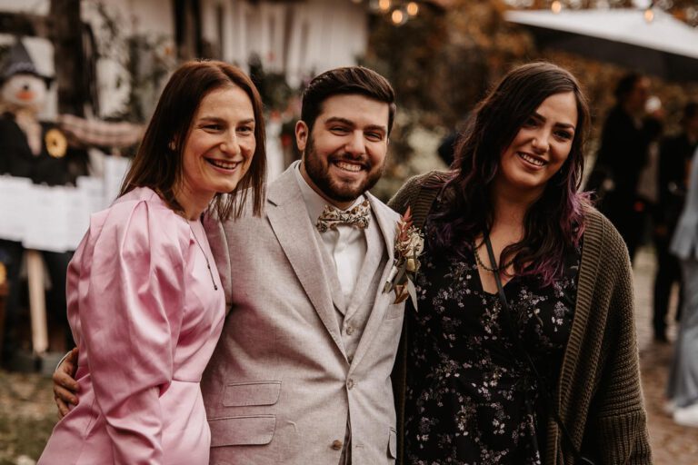 Hochzeitsgäste freuen sich mit dem Bräutigam nach der Trauung, aufgenommen in Murnau in Farbe