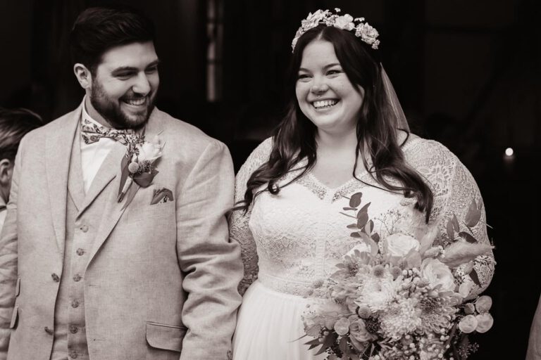 Brautpaar kommt gerade aus dem Standesamt in Murnau und ist sehr glücklich, aufgenommen in schwarz weiß