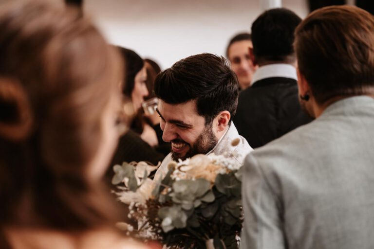 Bräutigam wird im Standesamt Murnau gratuliert, Boho Hochzeit