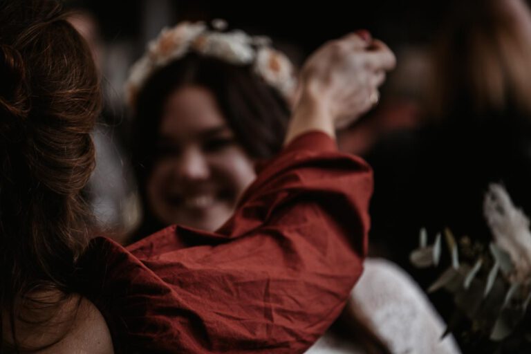 Der Braut wird nach der Trauung umarmt und lächelt sehr breit in die Kamera nach der Hochzeit in Murnau, ein emotionaler Moment