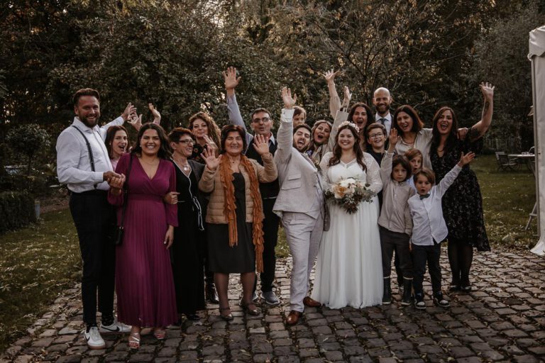 Die Hochzeitsgäste stehen für das Gruppenfoto in Murnau bereit und winken in die Kamera