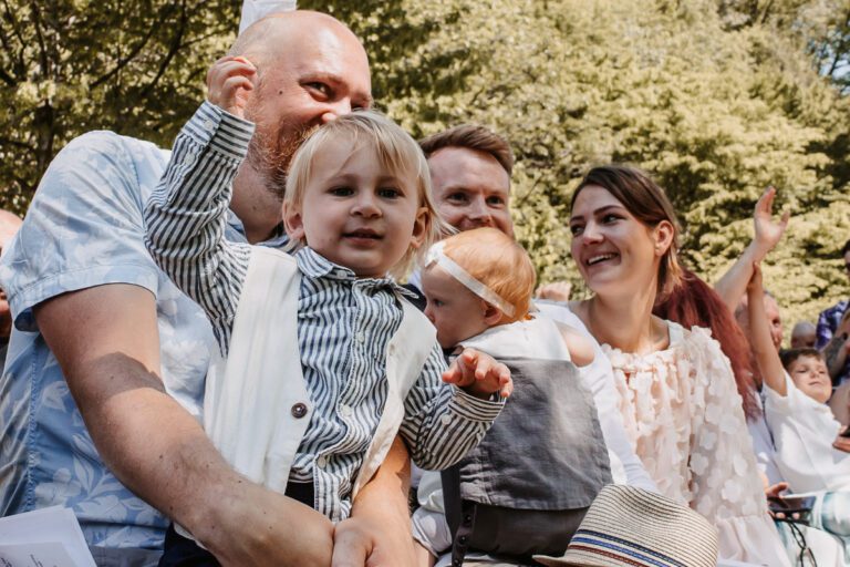 Ein Kind schaut in die Kamera und jubelt dem Hochzeitspaar zu, aufgenommen in Solingen