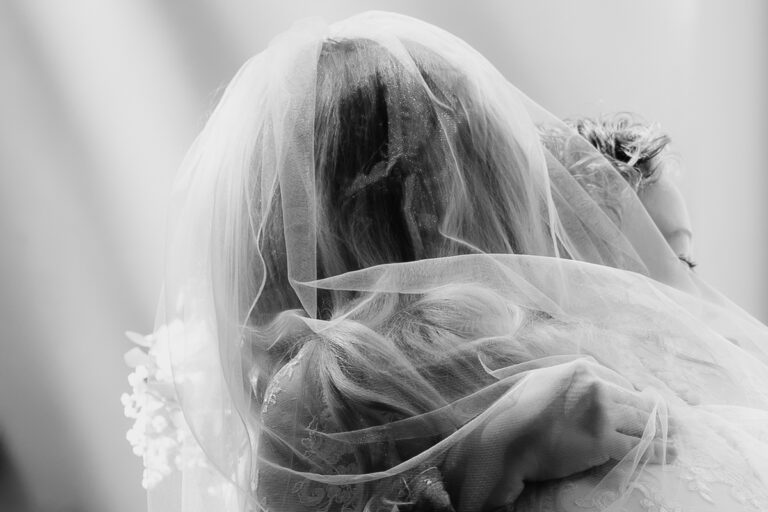 Braut wird im Standesamt in Garmisch-Partenkirchen umarmt, ein schönes schwarz-weiß Foto