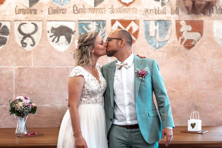 Brautpaar küsst sich nach dem Jawort im Standesamt, aufgenommen in Bayern